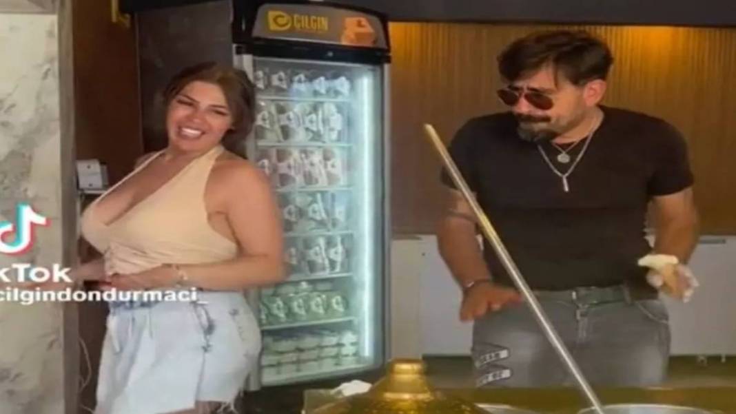 TikTok fenomeni Çılgın Dondurmacı bu sefer sınırı fena aştı! Kadın müşterisini kucakladığı gibi... Görenlerin ağzı açık kaldı! 3